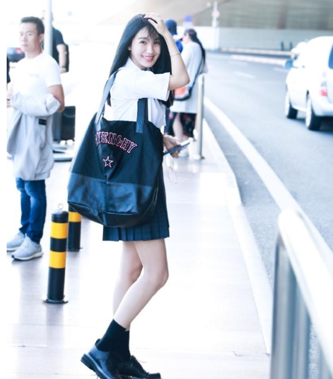 李菲儿戴蓝色毛线帽现身机场，卫衣配牛仔裤衣品在线，笑容超甜