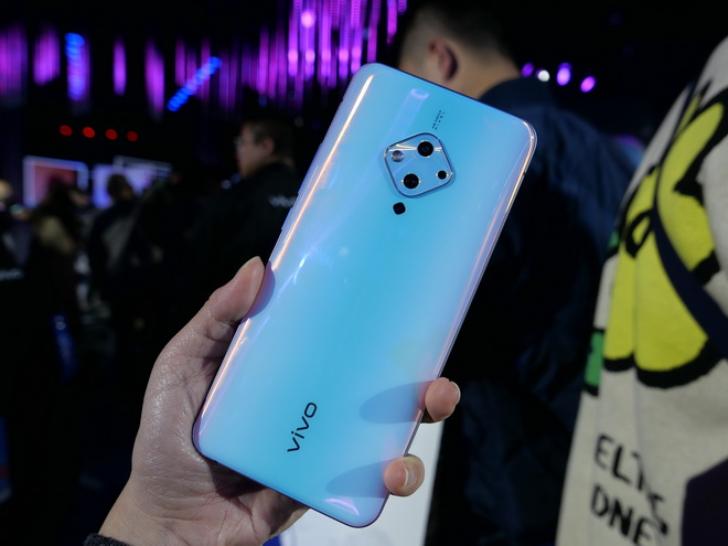 大型ikun聚会现场 vivo S5照亮了蔡徐坤的美