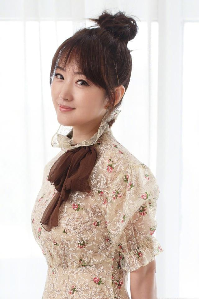 48岁杨钰莹美出新高度，一袭红色西装太惊艳，肌肤细嫩像20岁