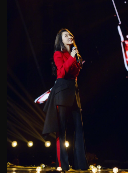 杨钰莹的“肩胯比”绝了！红黑配西装放飞自我，48岁美出新高度