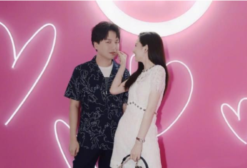 疑似恋情曝光？宋祖儿与神秘男子手挽手同返家中，举止亲密毫不避讳