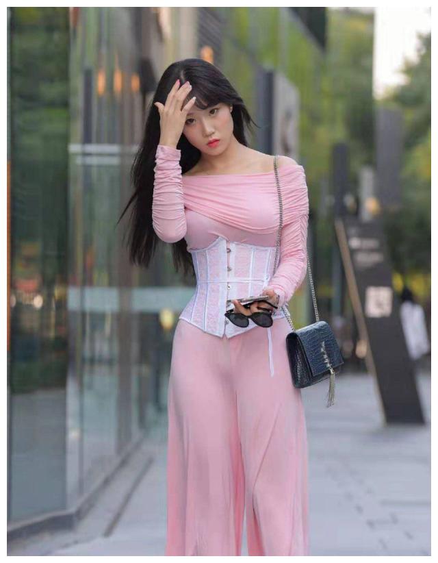 街拍：粉色紧身衣的美女，傲人的身姿摇曳出妩媚动人！
