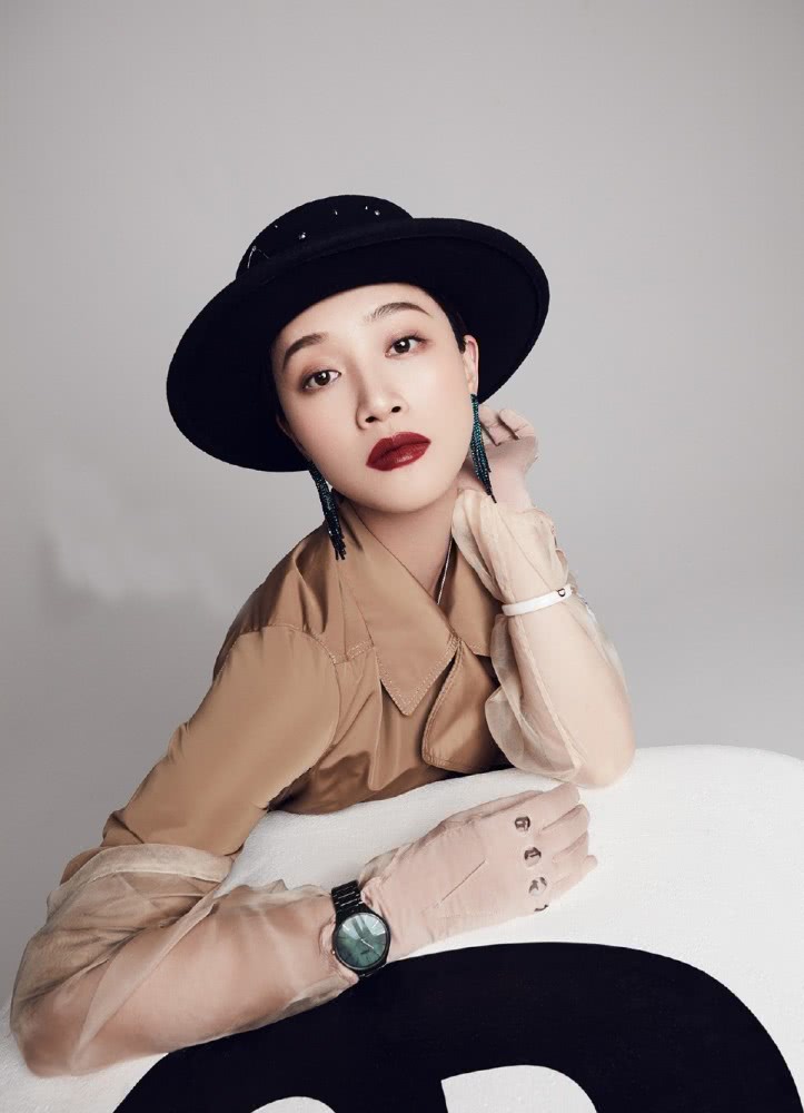 蓝盈莹也开始高调，穿风衣配格纹裙秀长腿，配红唇黑帽子霸气十足
