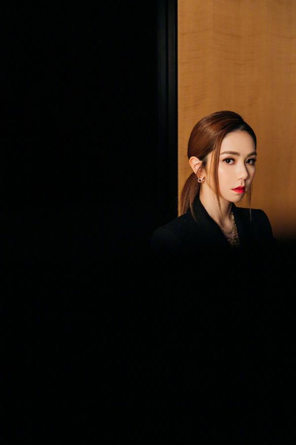 还是邓紫棋吗？穿粉色连体裤似乖乖女，配上爆炸“狮子头”超俏皮