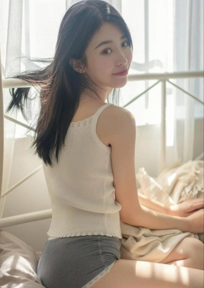 清纯穿搭，简约线织毛衣，尽显女性魅力！
