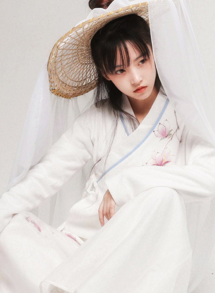 半藏森林疑似复出拍广告，离开10级美颜后，颜值太让粉丝失望