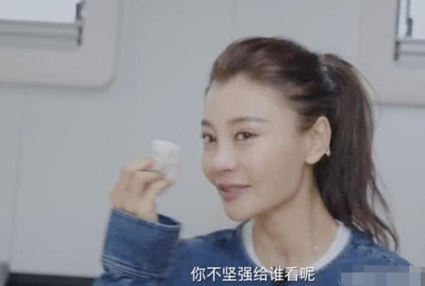 32岁唐菀​罕见晒娃，离婚1年才走出阴影，网友直呼：太像她曹云金了