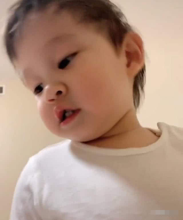 32岁唐菀​罕见晒娃，离婚1年才走出阴影，网友直呼：太像她曹云金了