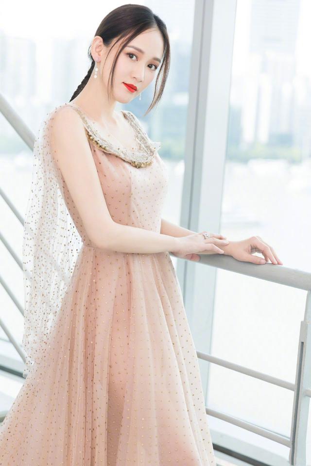 裸色系性感女神——陈乔恩