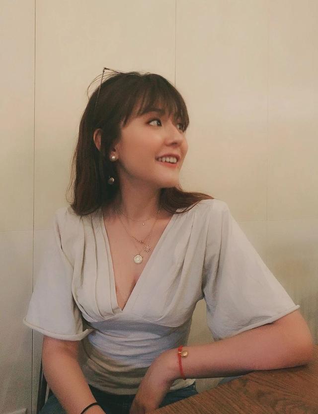 热依扎不畏流言，小吊带秀丰满身材，不得不说低胸装确实很美！