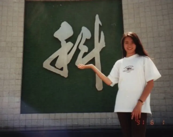 从小美到大！梁咏琪15岁旧照曝光，长发披肩清纯可人
