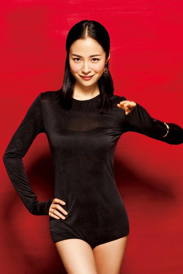 江一燕沙滩比基尼性感写真