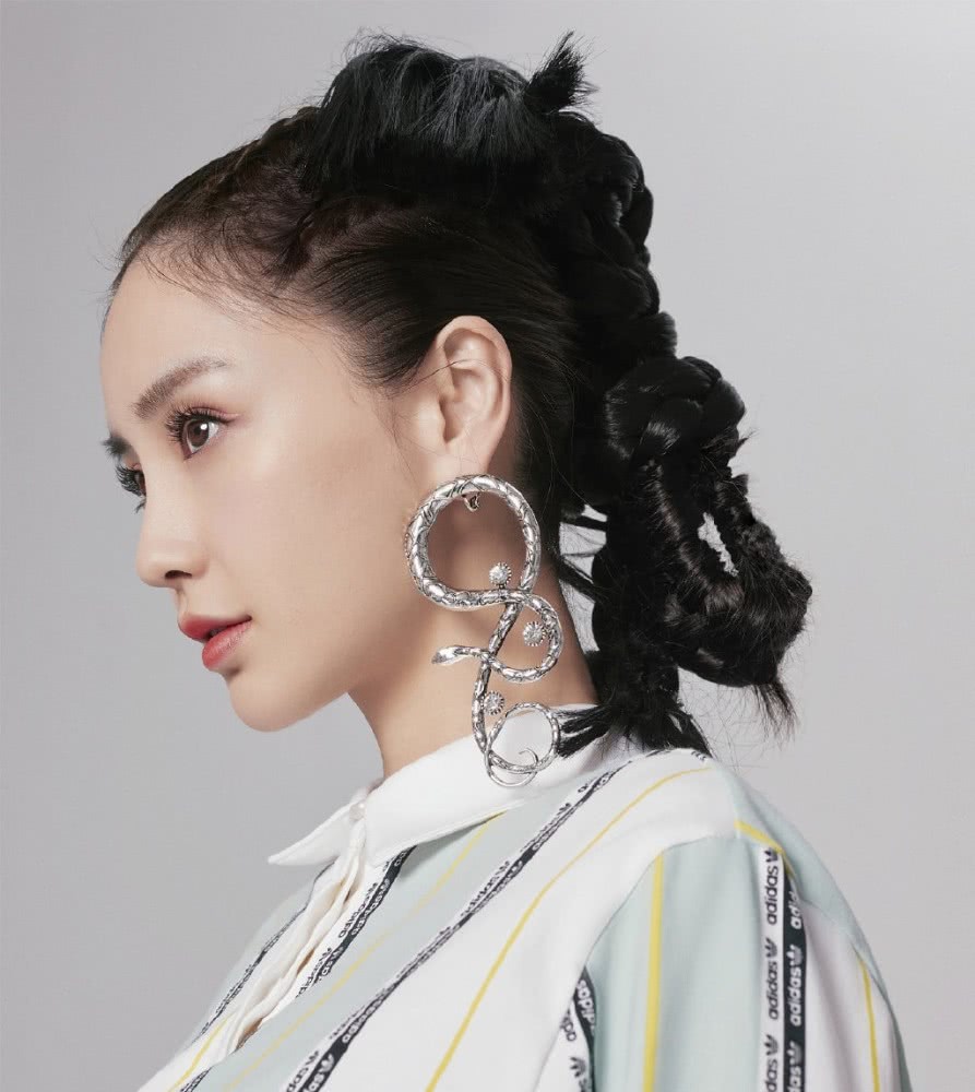 杨颖豁出去了，蕾丝“内衣”直接外穿，配蓝色阔腿裤却帅得飞起