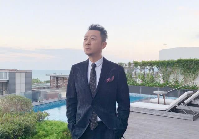 又一男星人设崩，扇女朋友巴掌还对女性评头论足，拿此当教材育儿