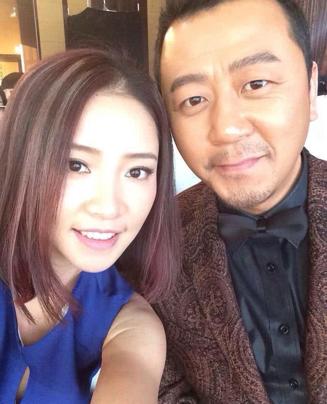 又一男星人设崩，扇女朋友巴掌还对女性评头论足，拿此当教材育儿
