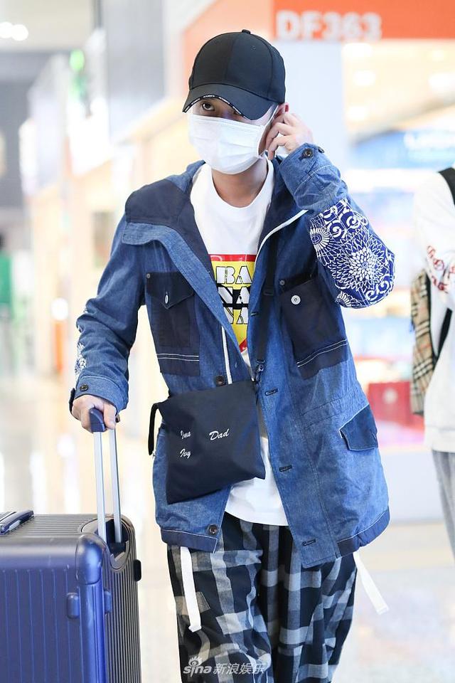 组图：文章穿拼色外套搭格子裤变潮男 自推行李箱搭机低调帅气