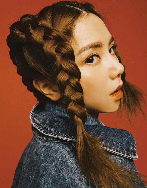 还是邓紫棋吗？穿粉色连体裤似乖乖女，配上爆炸“狮子头”超俏皮