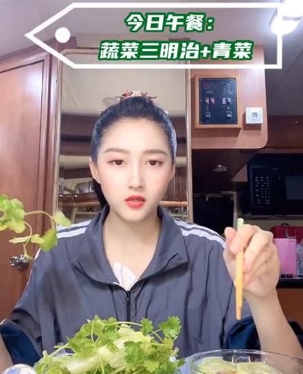 从万人嘲到全网夸，关晓彤能洗白，背后原因与沈腾贾玲有关