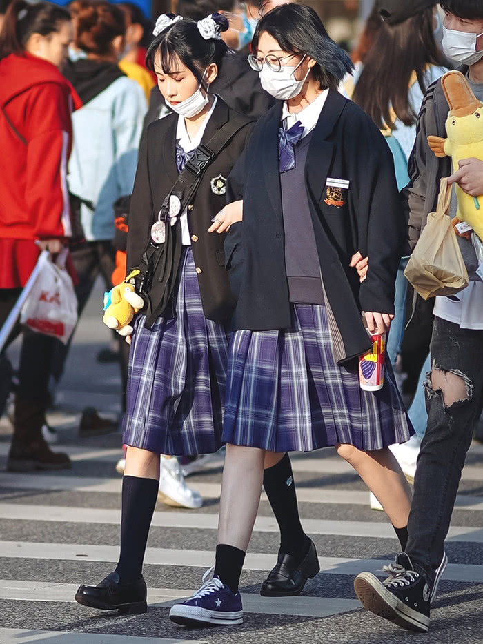 长裙穿上太热？学街头女生穿百褶短裙，青春学院又可爱