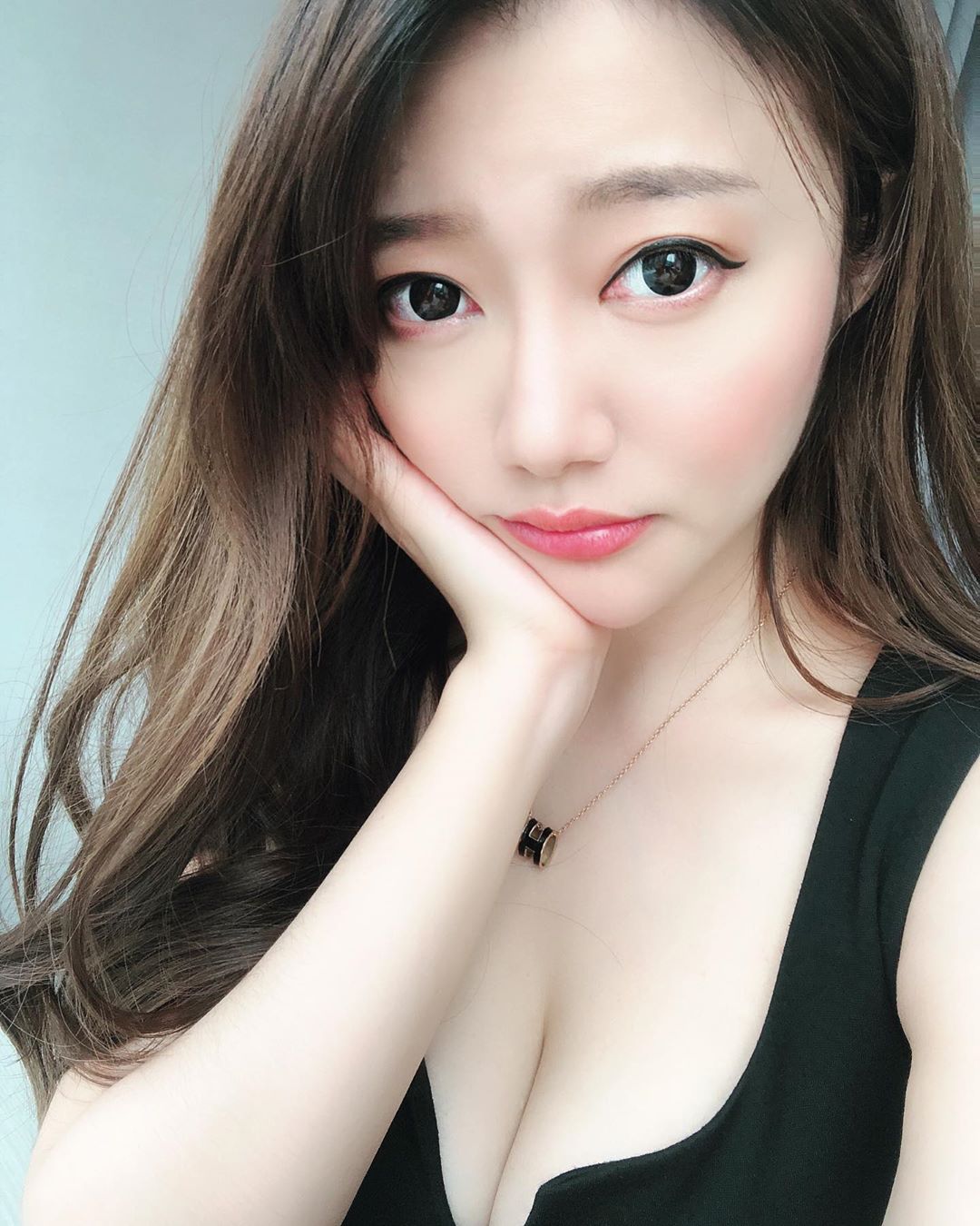 DancerAda 张佳佳庆祝生日，弯腰吹蜡烛大露性感
