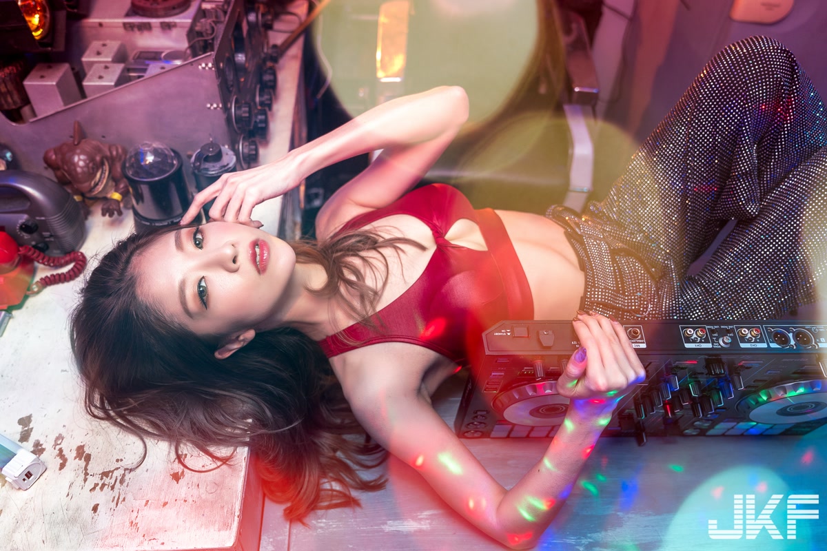 JKF：潮流DJ HIME「中空美乳」诱惑放歌，极品美臀曲线同时放送