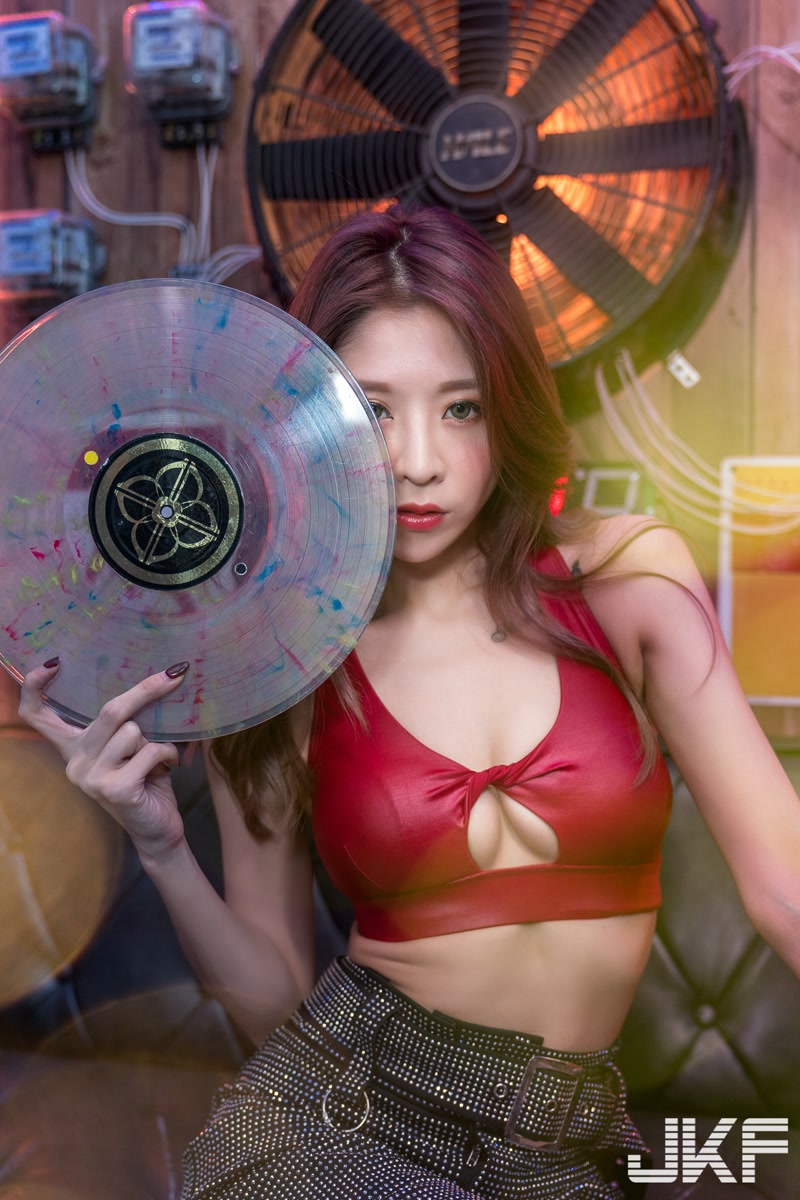 JKF：潮流DJ HIME「中空美乳」诱惑放歌，极品美臀曲线同时放送