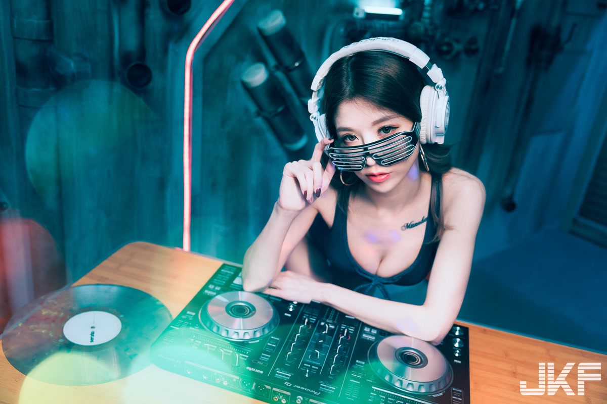 JKF：潮流DJ HIME「中空美乳」诱惑放歌，极品美臀曲线同时放送
