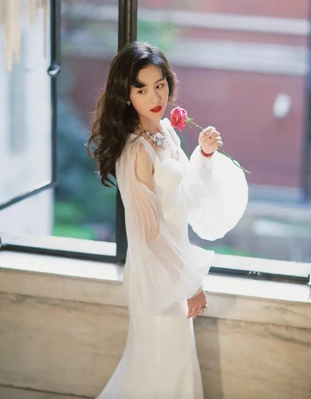 清纯女神陈都灵的时尚大片