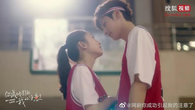 看吻戏彩排，男女主之间的距离太真实，难怪因戏生情的那么多