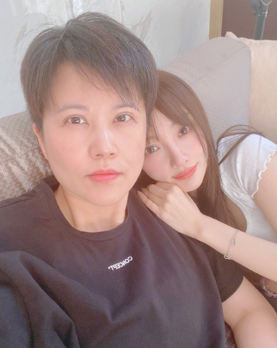 李小璐不否认复合传闻态度暧昧，贾乃亮发文：把生活热爱到极致