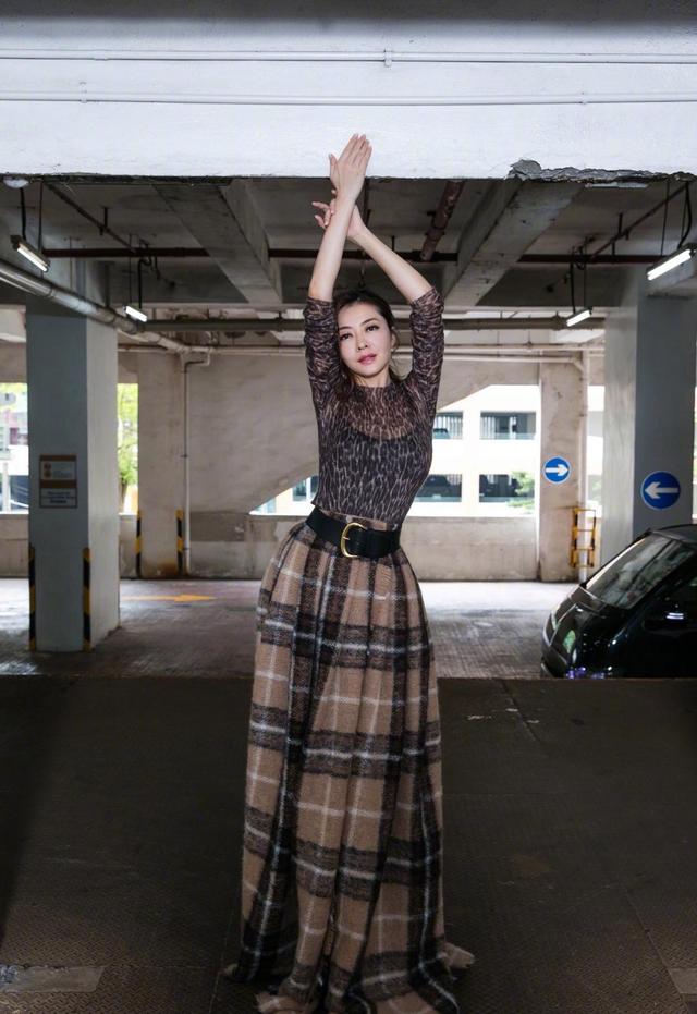 熊黛林当妈后彻底放开了！穿小吊带搭健身裤街头散步，翘臀太抢镜