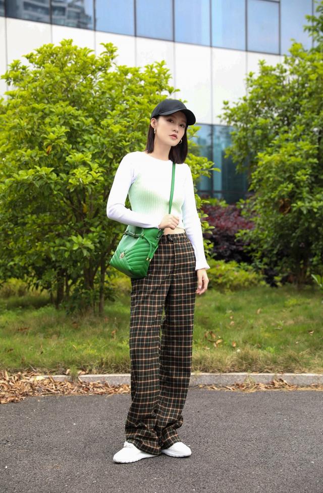 李沁原来这么性感，紧身无痕衣穿出凹凸感，身材丰满让人挪不开眼