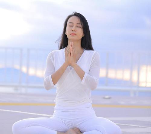 母其弥雅晒健身照，运动内衣性感十足，身材凹凸真撩人