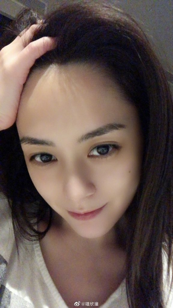 组图：阿娇一口气发18张自拍送福利 五官精致养眼少女感依旧