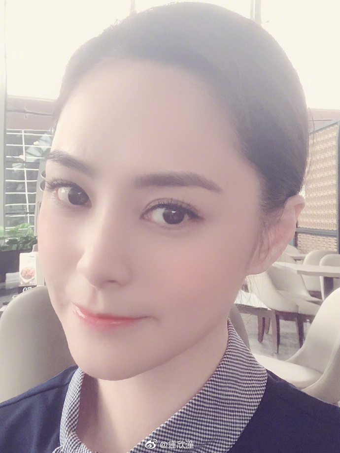 组图：阿娇一口气发18张自拍送福利 五官精致养眼少女感依旧