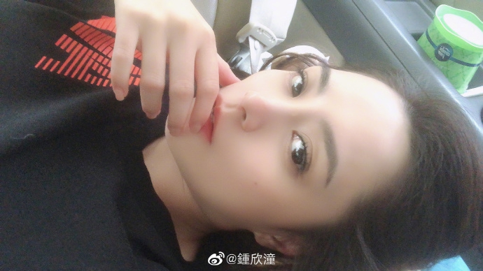 组图：阿娇一口气发18张自拍送福利 五官精致养眼少女感依旧