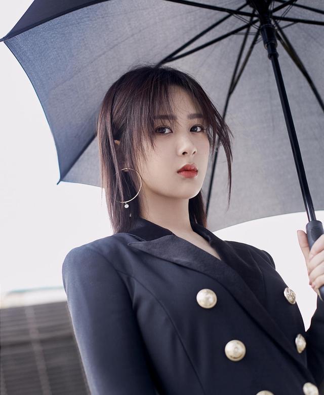 杨紫真会穿，穿纯黑色连体裤能够彰显出摩登的风范，意外干练高级