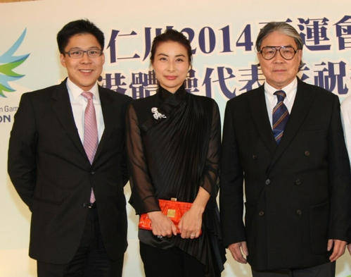 霍启刚晒幸福家庭照，意外曝光三胎女儿名字，寓意“中庸快乐”