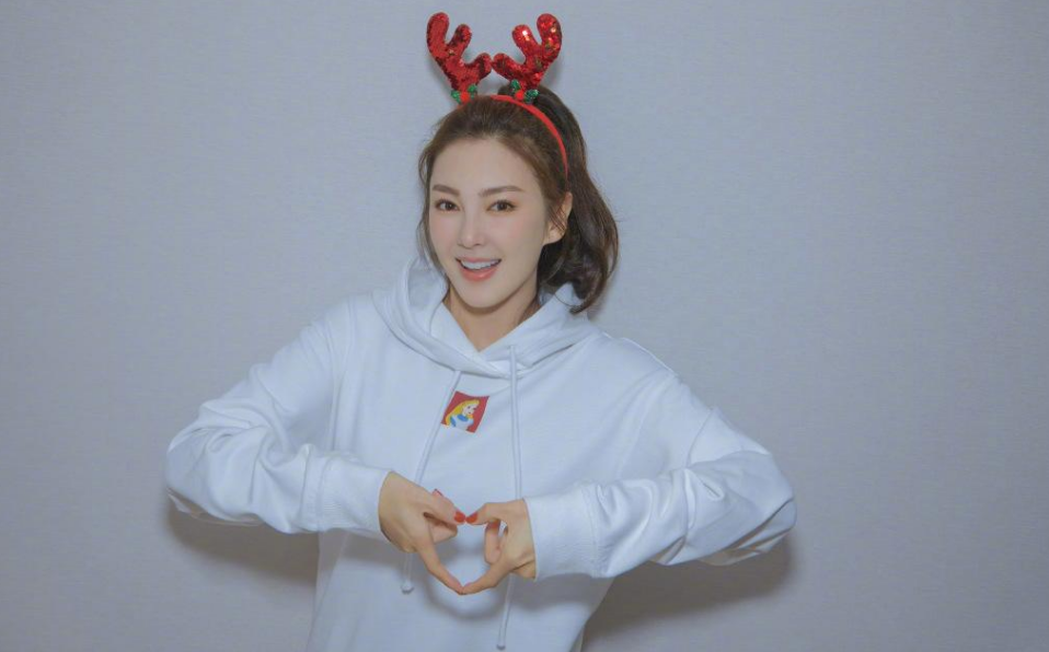周星驰力捧，从星女郎到热搜女王，靠性感走红的她，终于藏不住了
