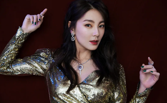 周星驰力捧，从星女郎到热搜女王，靠性感走红的她，终于藏不住了