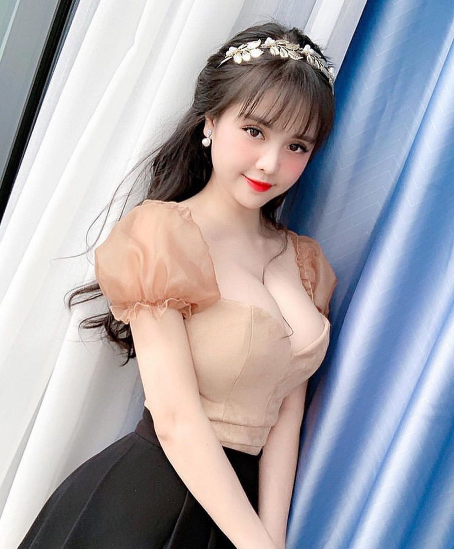 童颜巨乳越南妹「Trang Nguyễn」中路大开雪乳滑出傲人「坚挺双峰」大到包不住