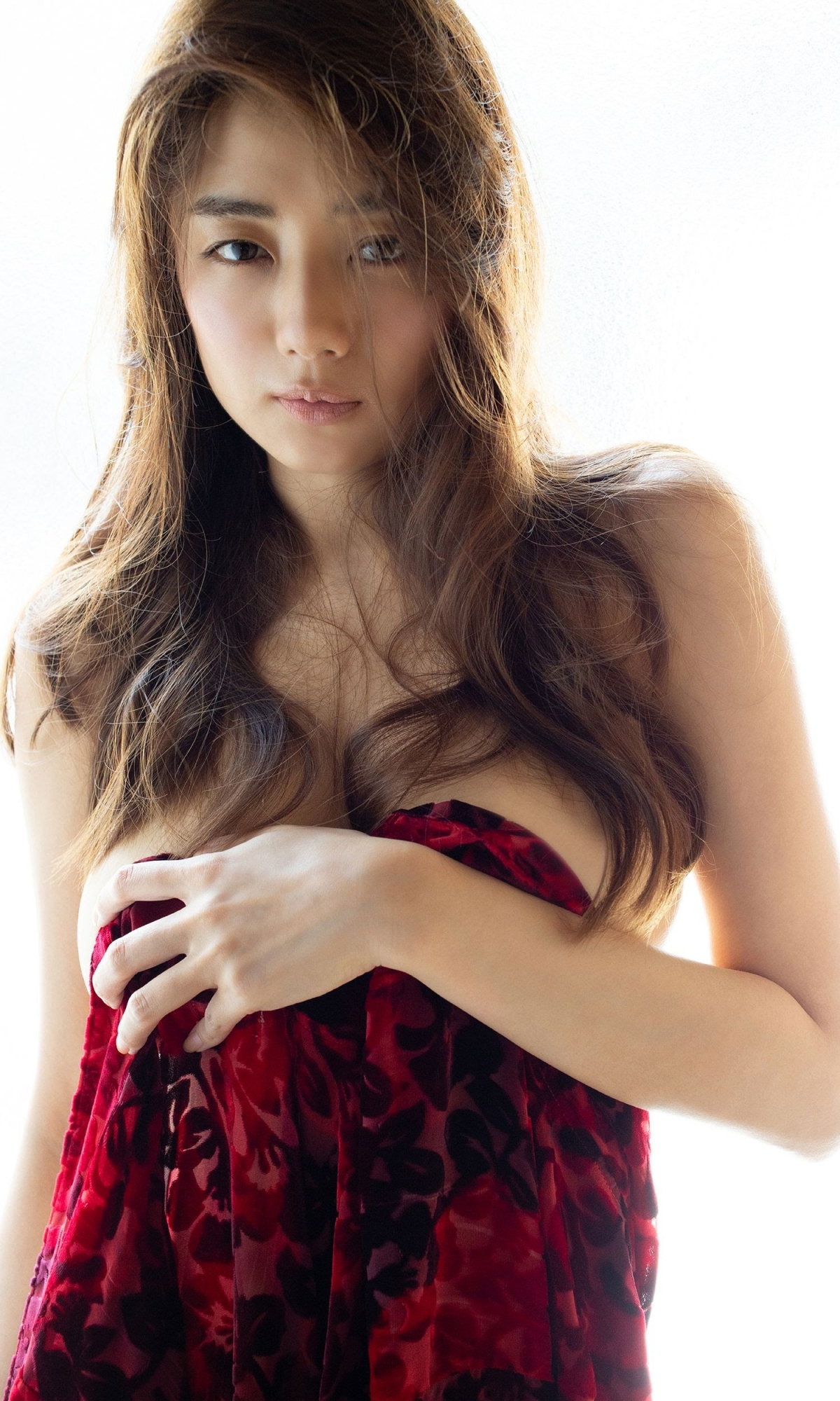 片山萌美转型电影咖成功！布料下的G 杯豪乳，还曾出过露点写真