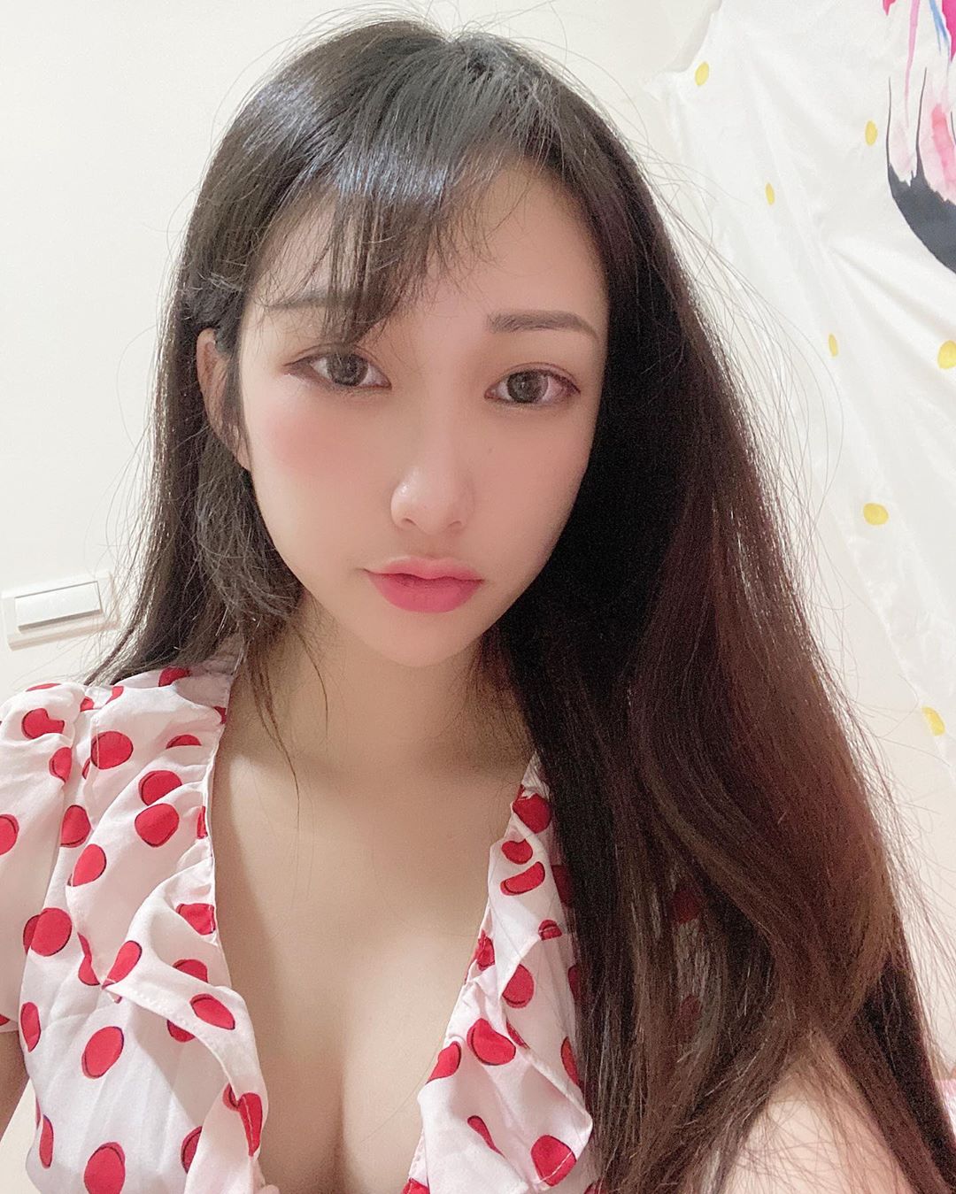 网球少女「晴晴sunny」高衩运动衣展现白嫩美腿一次控胸前两颗没问题
