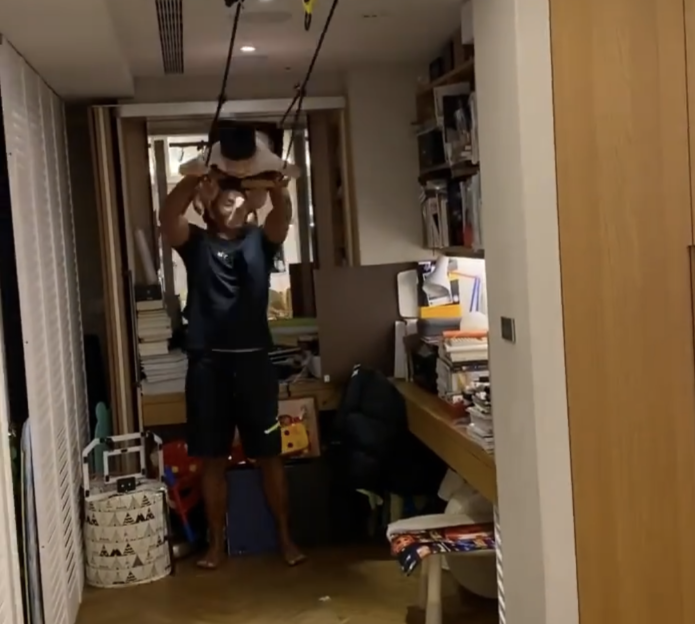 陈建州晒两家聚会照，妻子范玮琪皮肤白皙，贾静雯却面色发黄