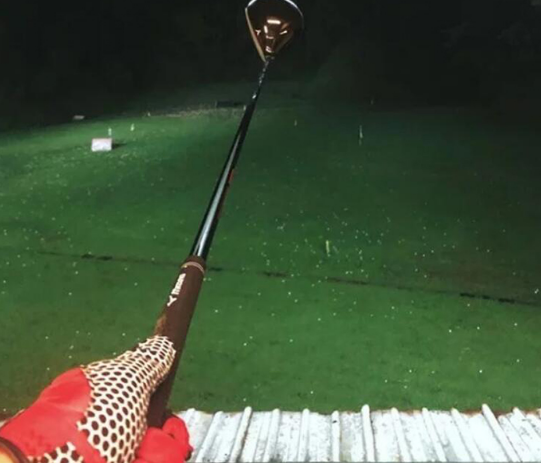 罗志祥风波后首现身秀吐舌表情，多人球馆聚会到凌晨，被邓丽欣男友送回家