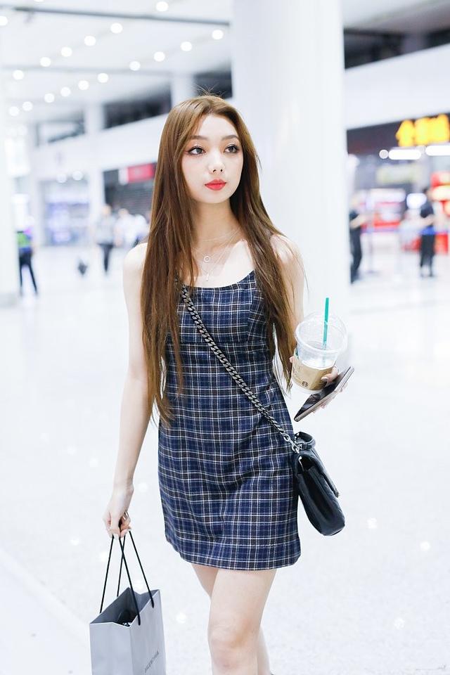 张天爱晒海滩美照，穿紧身款吊带裙撑起褶子，胯宽的身材就是显胖