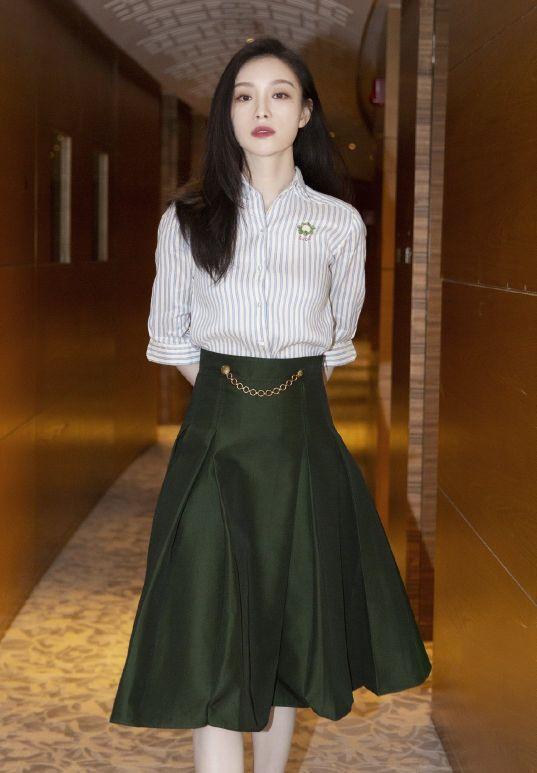 倪妮的泳装写真太美，青春少女感爆棚，谁相信这是31岁的状态