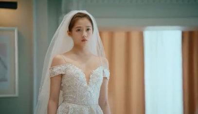 关晓彤婚纱照曝光！手撕渣男显落寞，绝美容颜难怪鹿晗不撒手