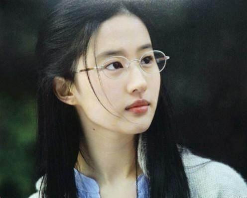 杨采钰疑似离婚？与大30岁刘亦菲干爹陈金飞相恋，网传忘年恋生变
