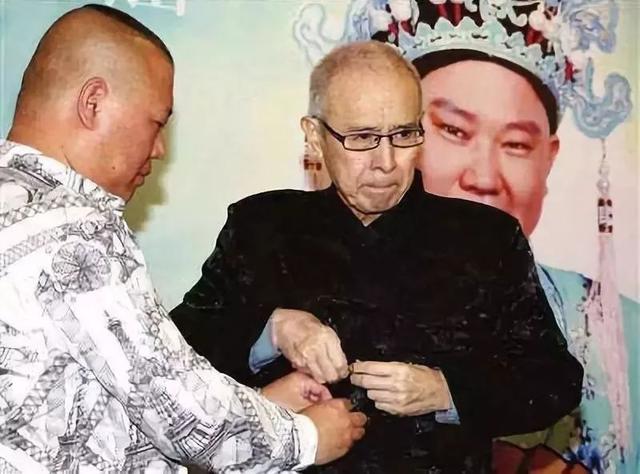 中国相声180年：郭德纲就是一个看坟的